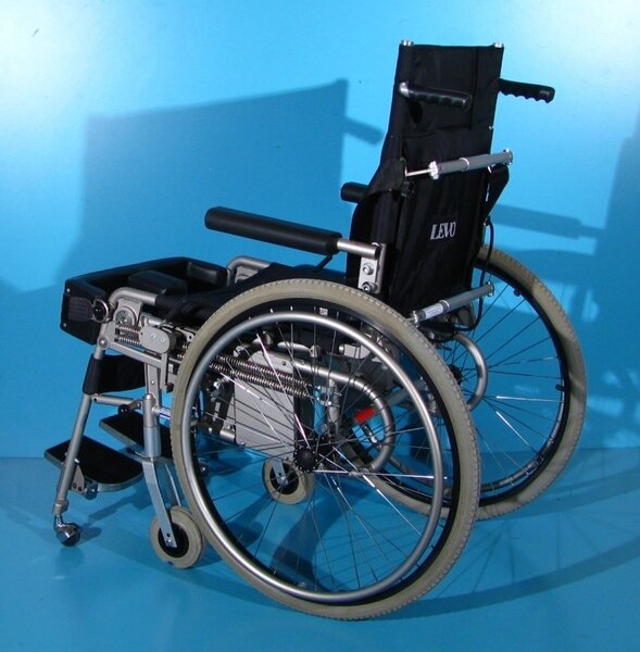 Scaun cu rotile cu verticalizare electrica Levo