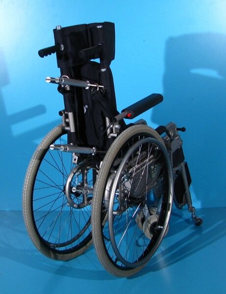 Scaun cu rotile cu verticalizare electrica Levo