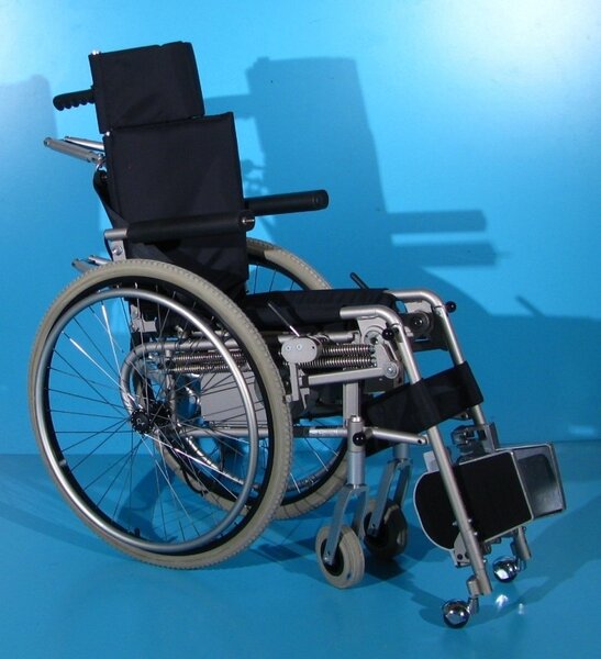 Scaun cu rotile cu verticalizare electrica Levo